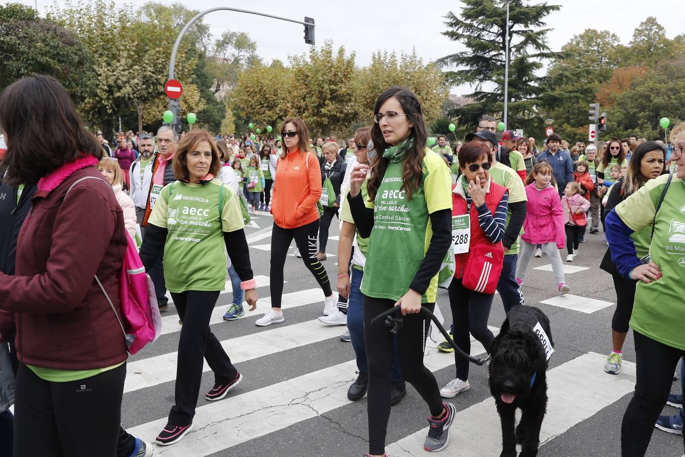 Participantes de la marcha contra el cáncer. 