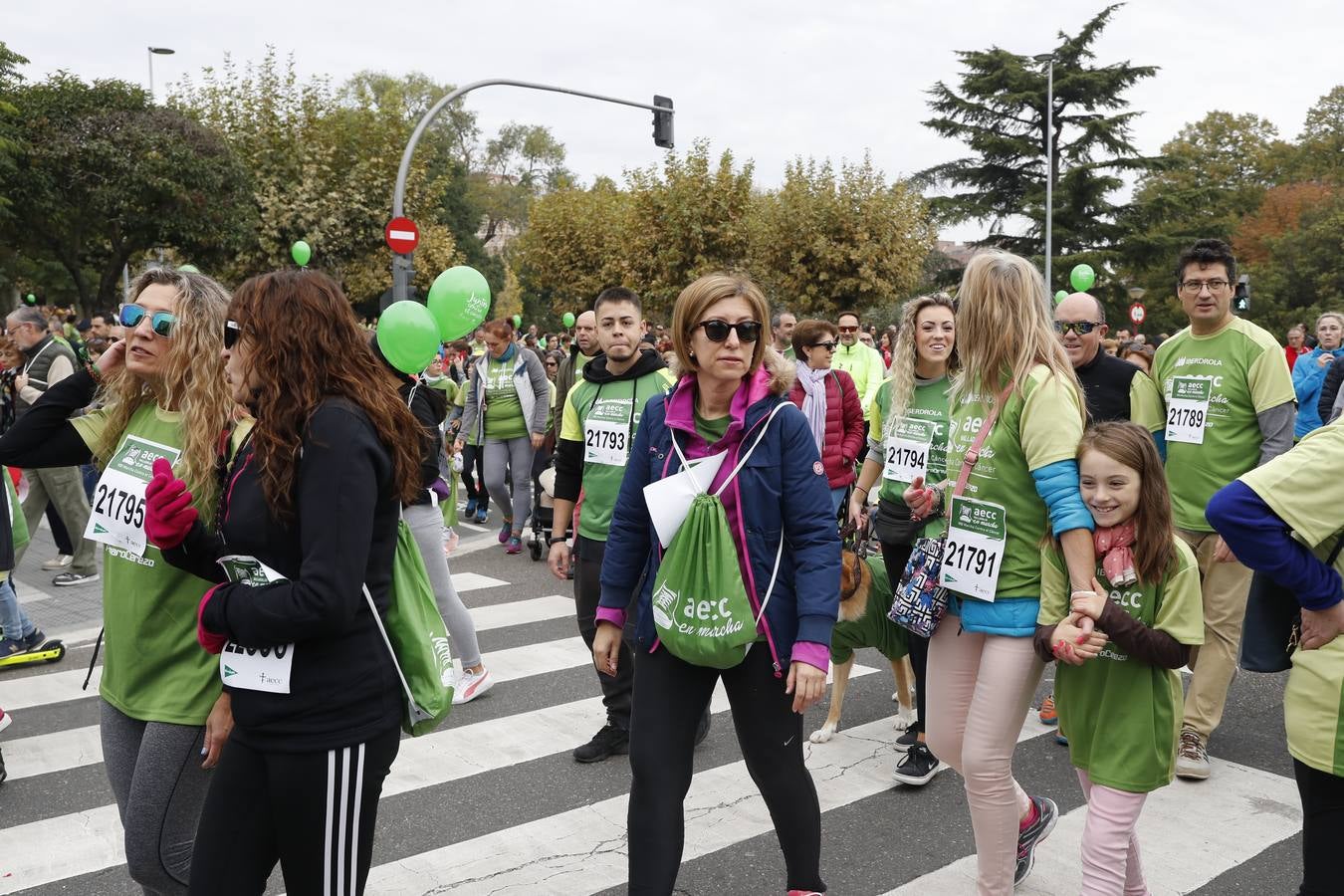 Participantes de la marcha contra el cáncer. 