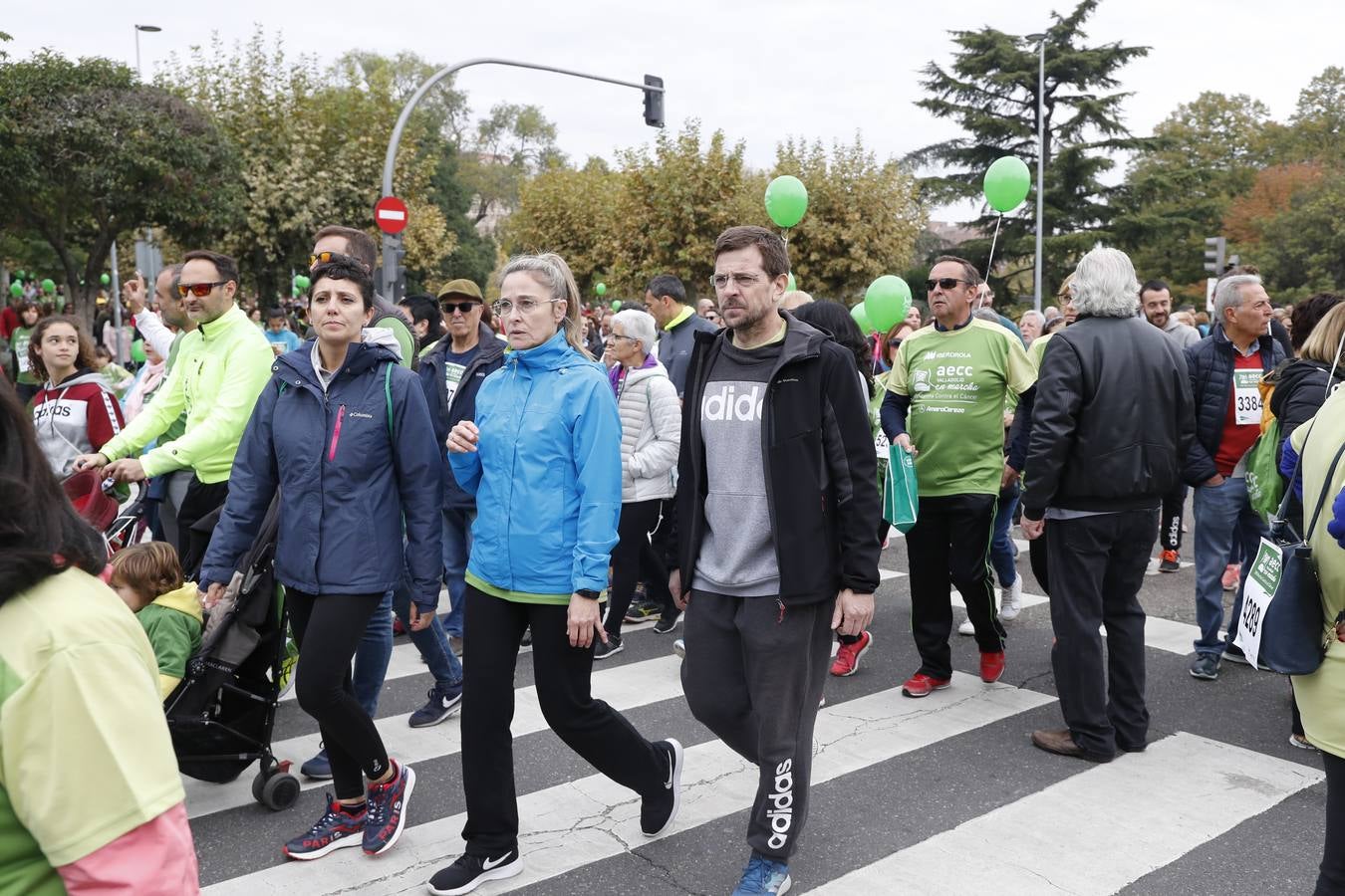 Participantes de la marcha contra el cáncer. 