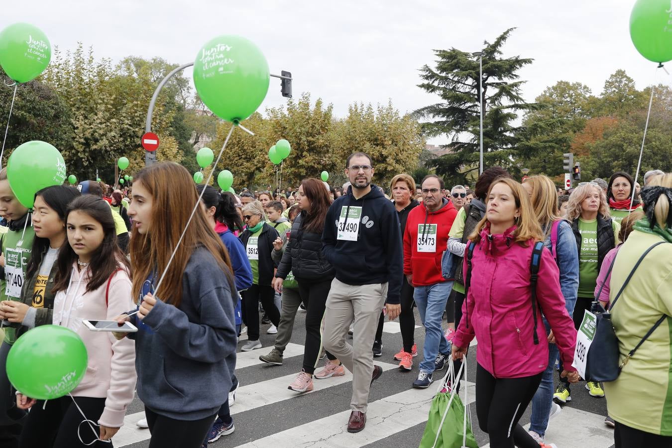 Participantes de la marcha contra el cáncer. 