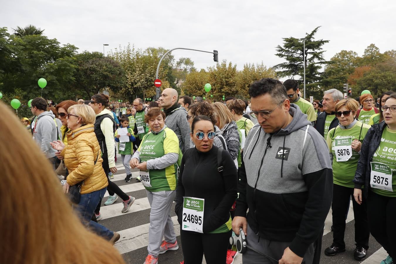 Participantes de la marcha contra el cáncer. 