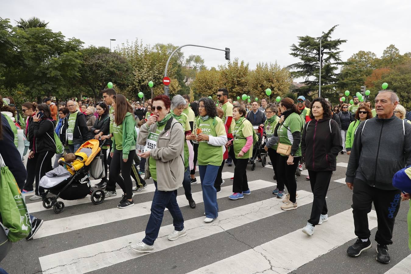 Participantes de la marcha contra el cáncer. 