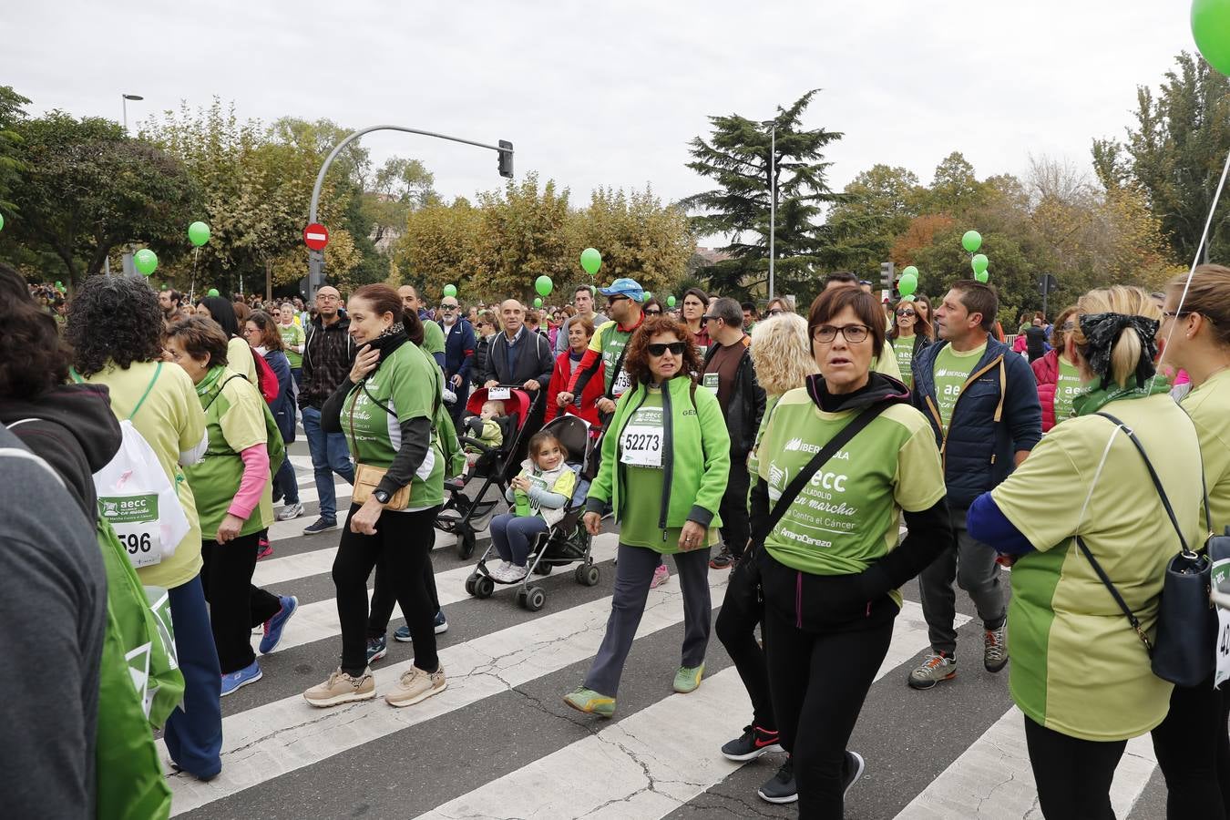 Participantes de la marcha contra el cáncer. 