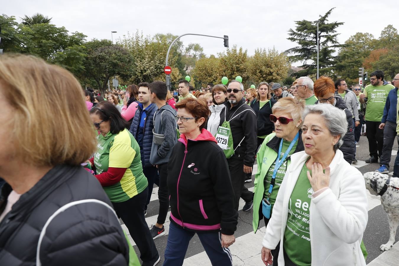 Participantes de la marcha contra el cáncer. 