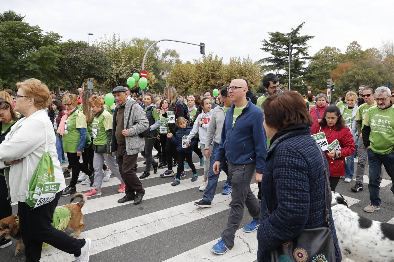 Participantes de la marcha contra el cáncer. 