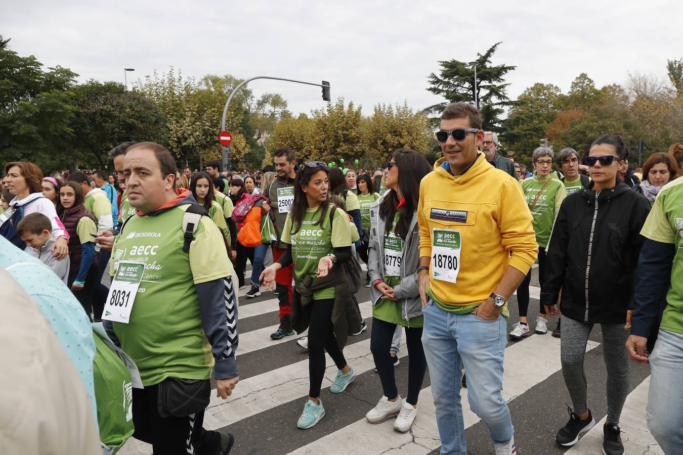 Participantes de la marcha contra el cáncer. 