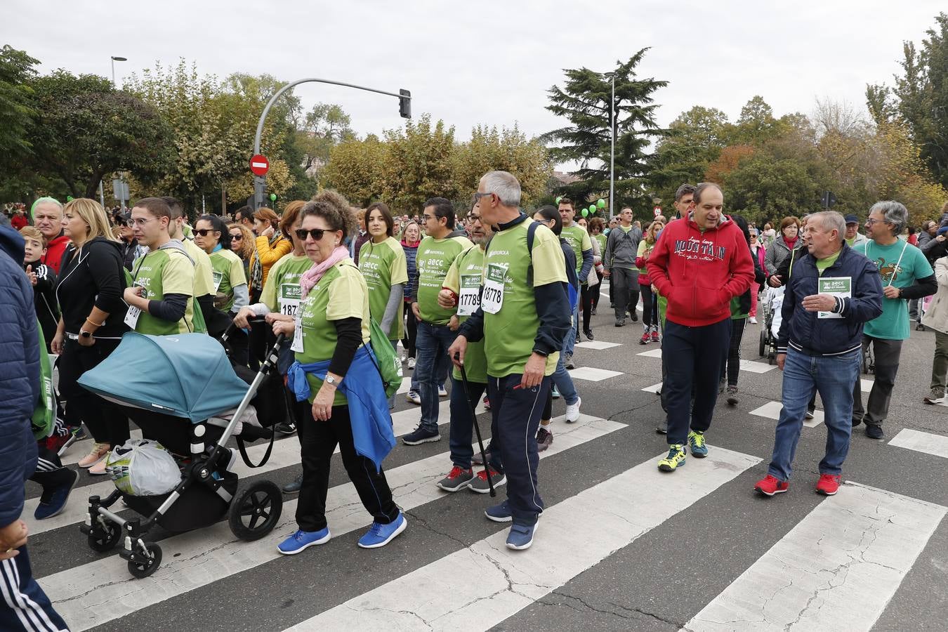 Participantes de la marcha contra el cáncer. 