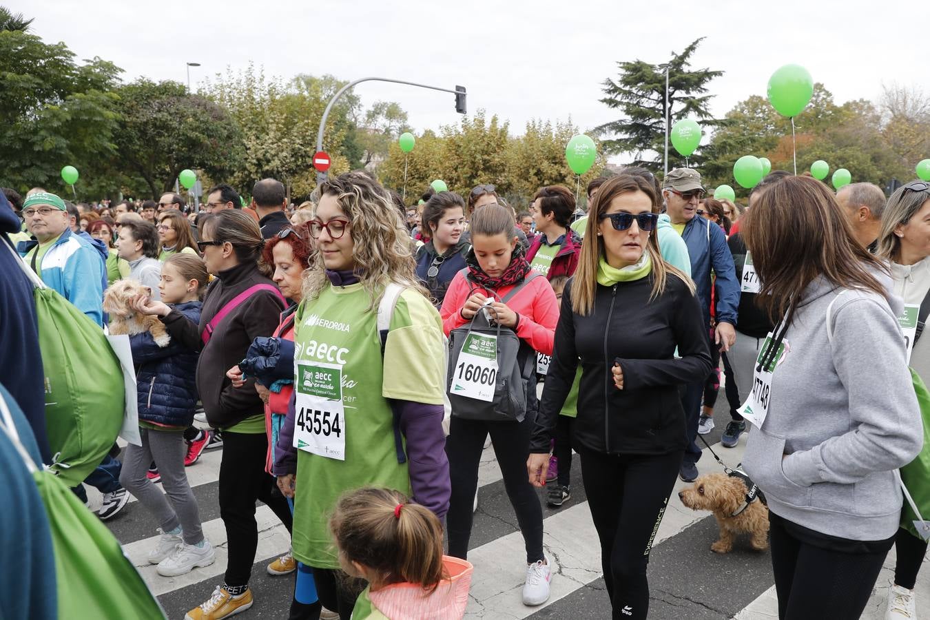 Participantes de la marcha contra el cáncer. 