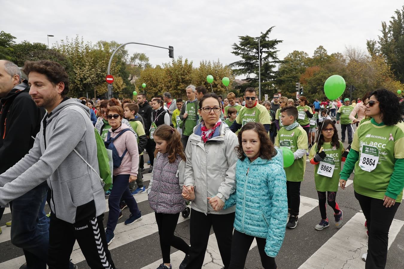 Participantes de la marcha contra el cáncer. 