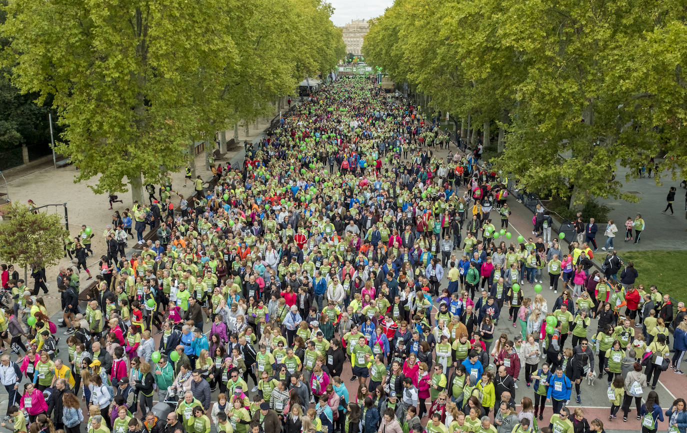 Participantes de la marcha contra el cáncer. 