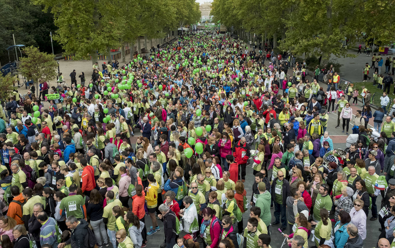 Participantes de la marcha contra el cáncer. 