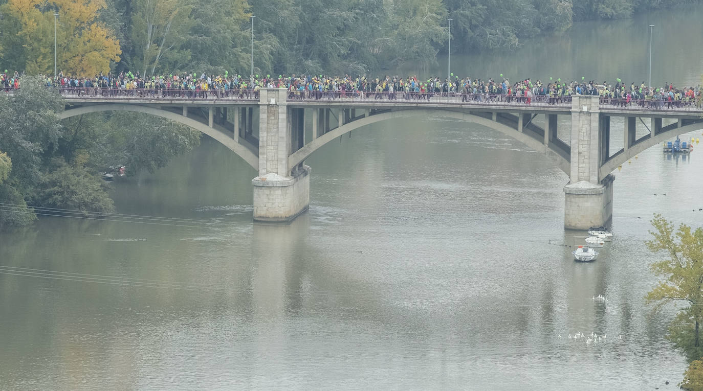 Participantes de la marcha contra el cáncer. 