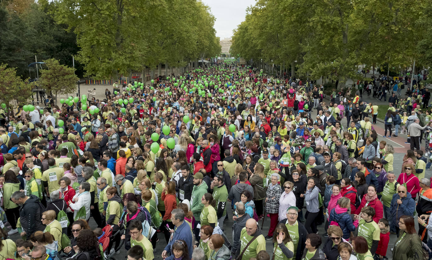 Participantes de la marcha contra el cáncer. 