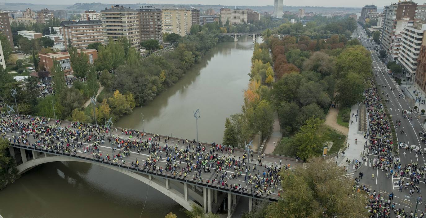 Participantes de la marcha contra el cáncer. 