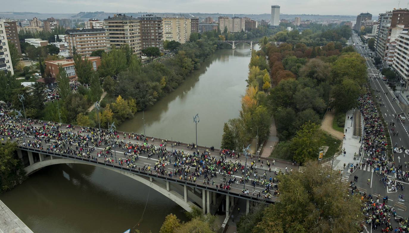 Participantes de la marcha contra el cáncer. 