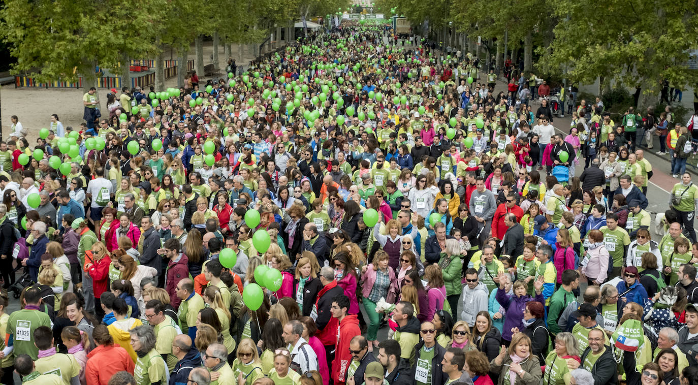 Participantes de la marcha contra el cáncer. 