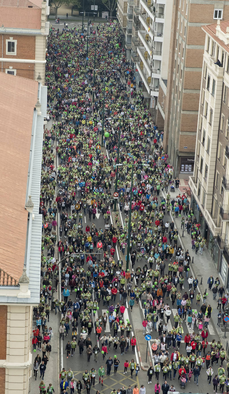 Participantes de la marcha contra el cáncer. 