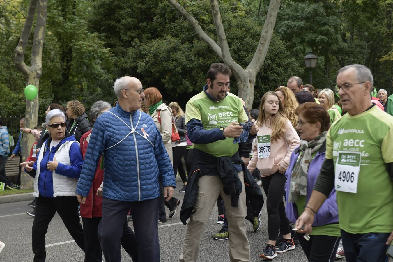 Participantes de la marcha contra el cáncer. 