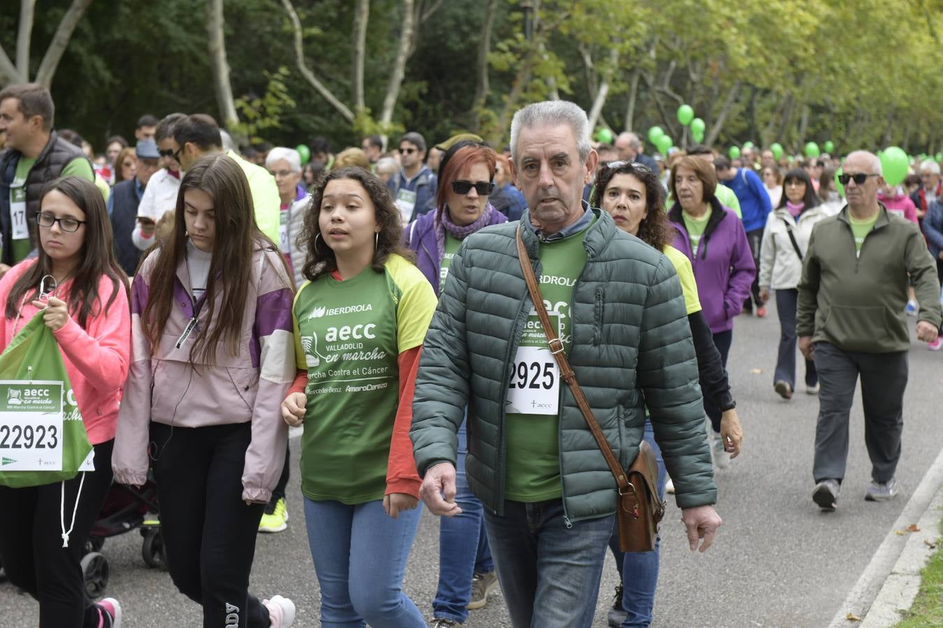 Participantes de la marcha contra el cáncer. 