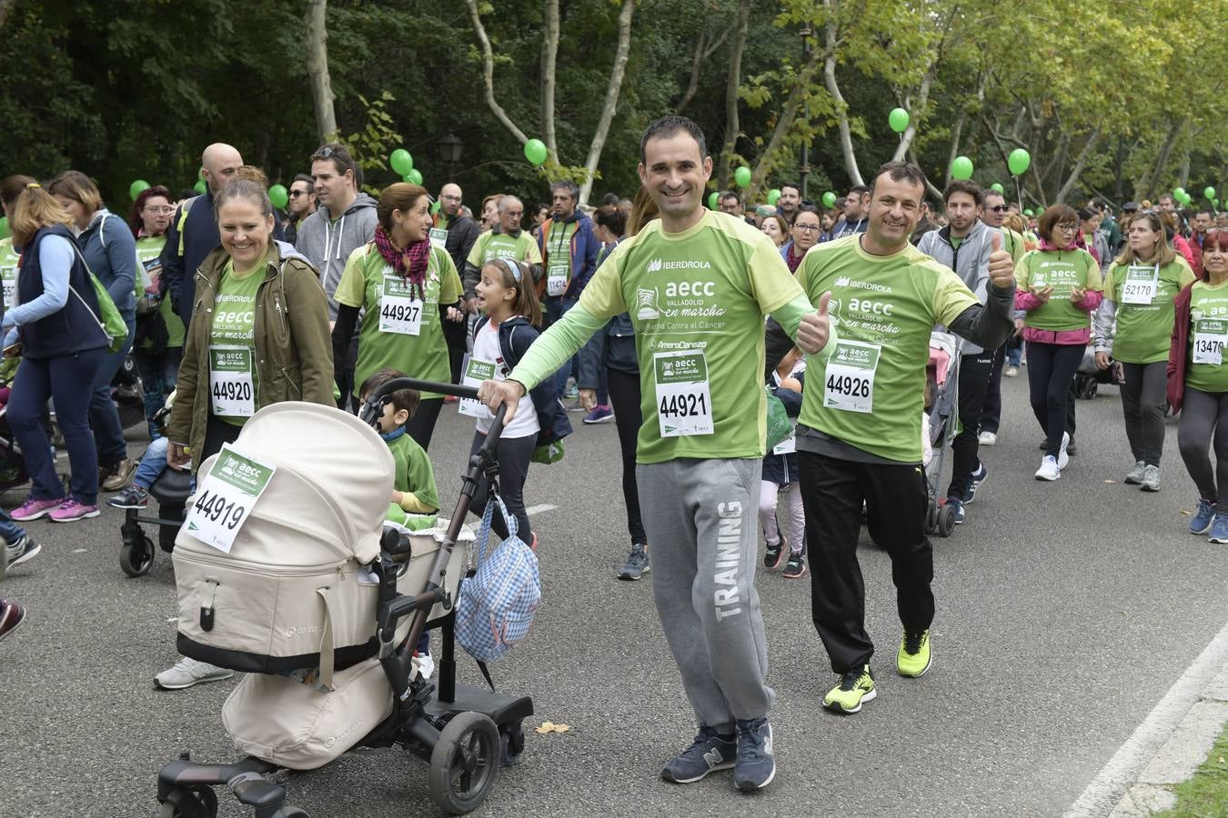 Participantes de la marcha contra el cáncer. 