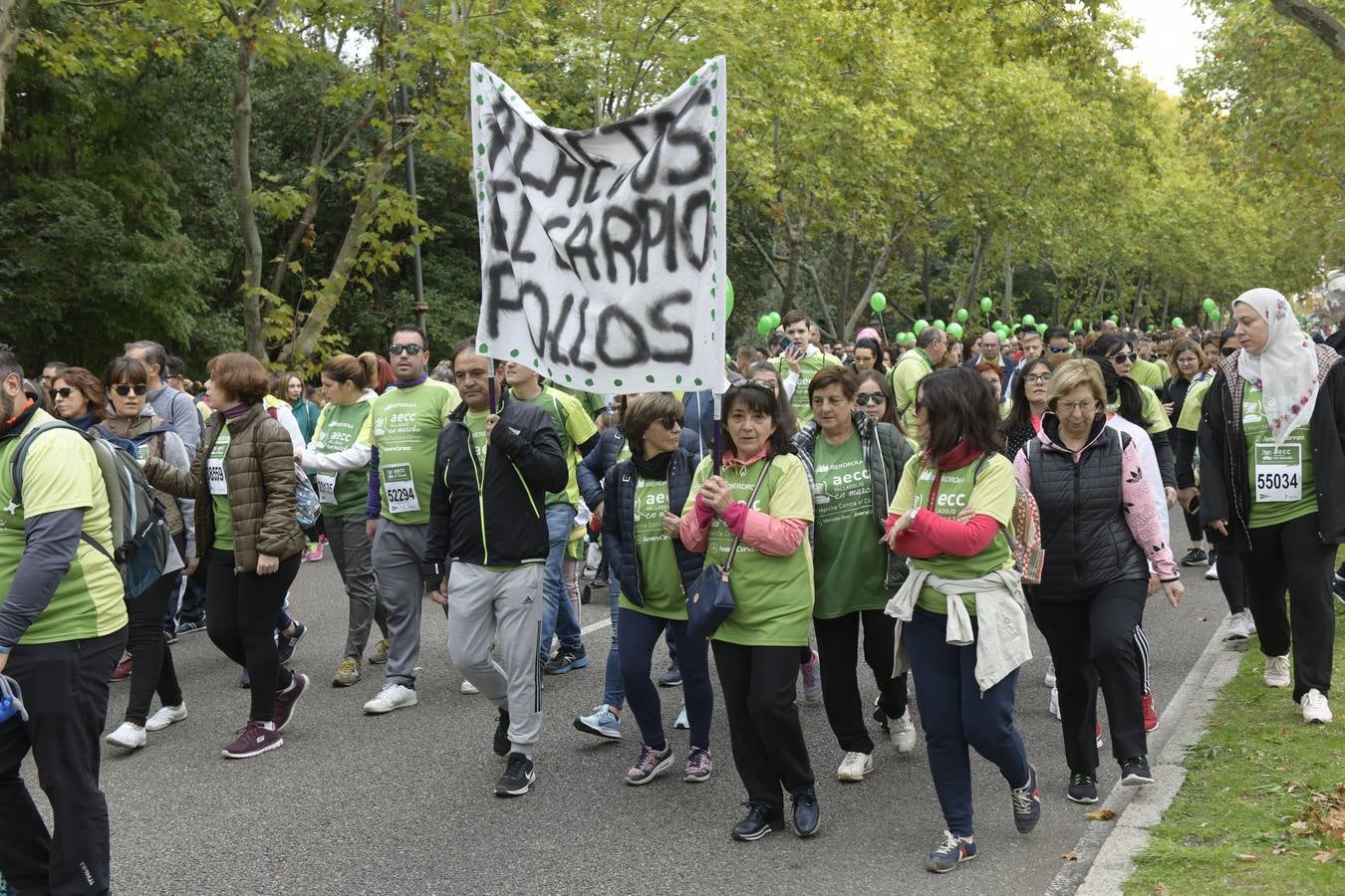 Participantes de la marcha contra el cáncer. 