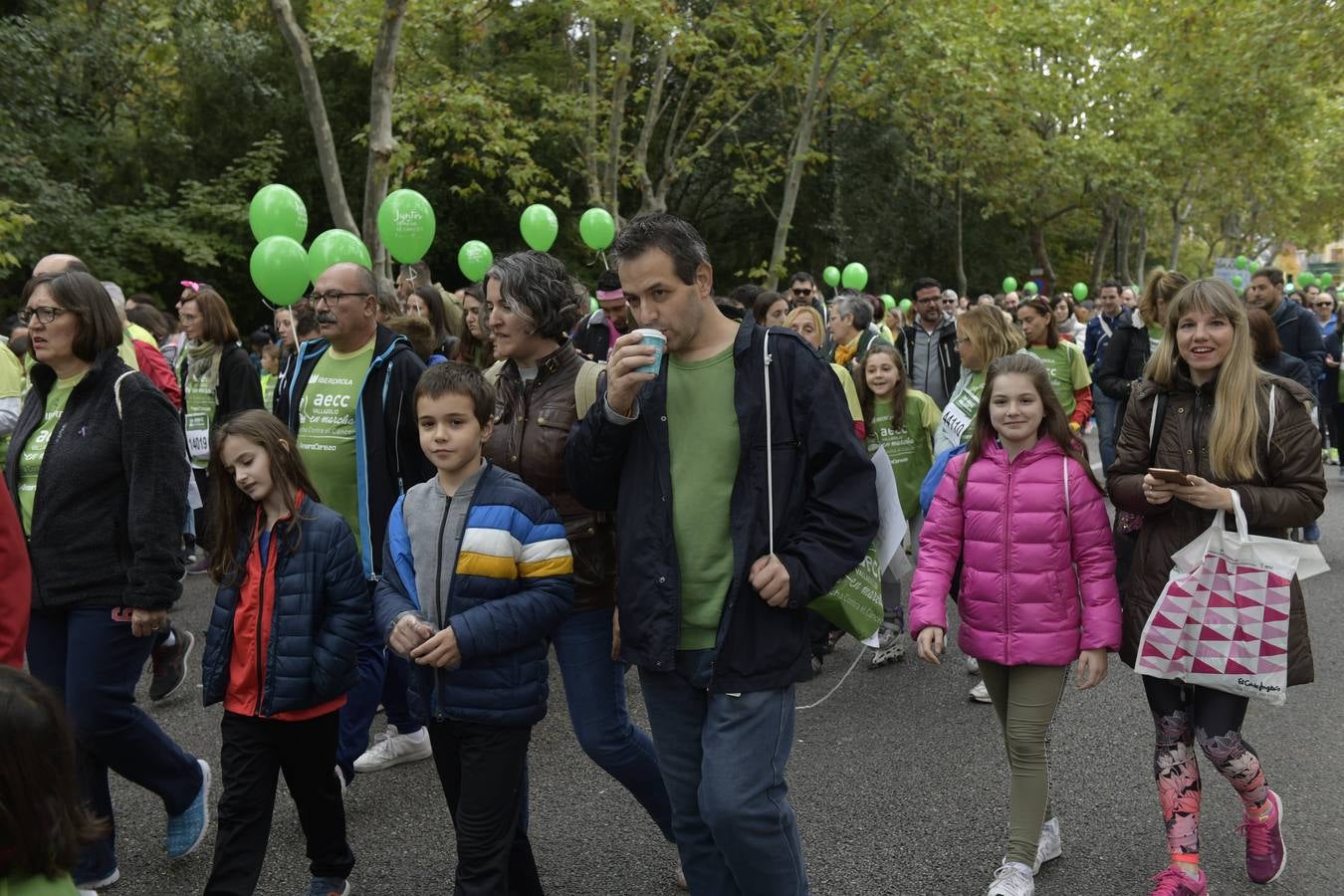 Participantes de la marcha contra el cáncer. 