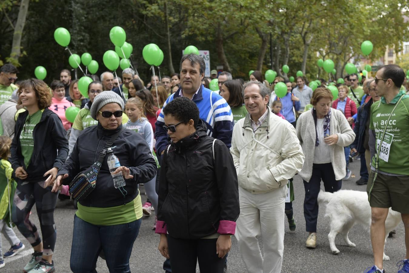 Participantes de la marcha contra el cáncer. 