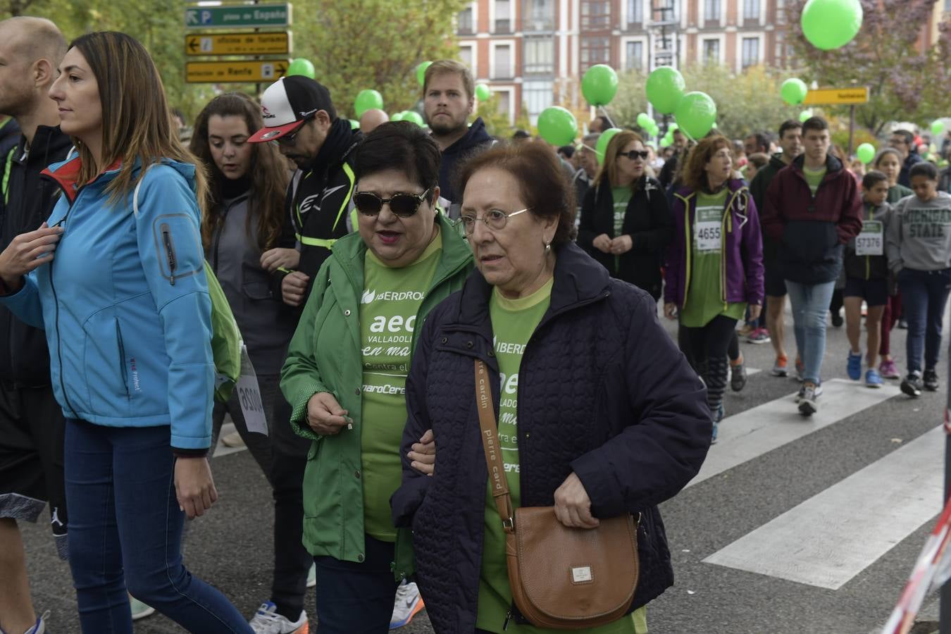 Participantes de la marcha contra el cáncer. 