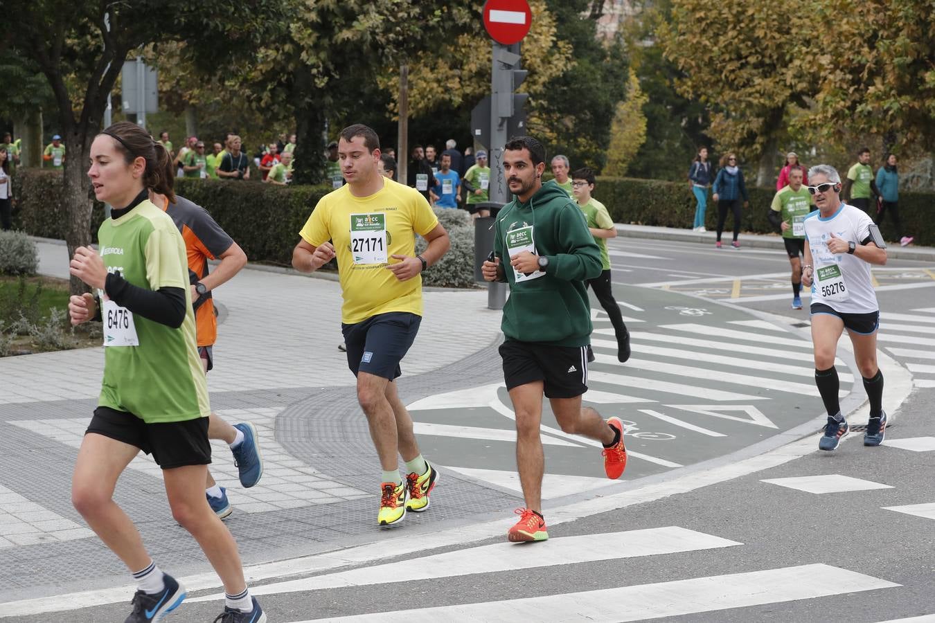 Participantes en la marcha contra el cáncer. 