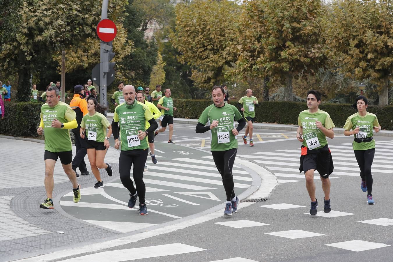 Participantes en la marcha contra el cáncer. 