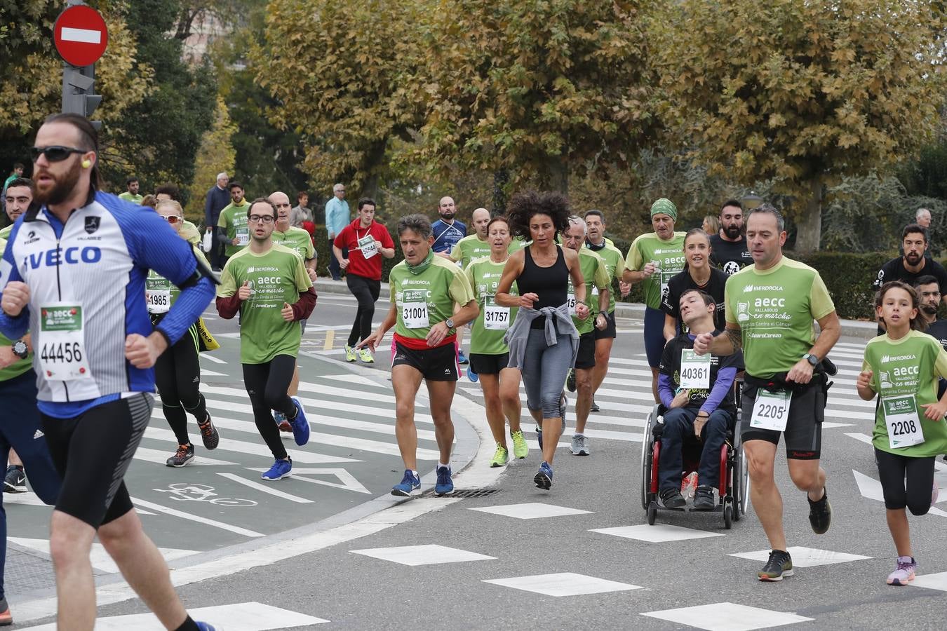 Participantes en la marcha contra el cáncer. 