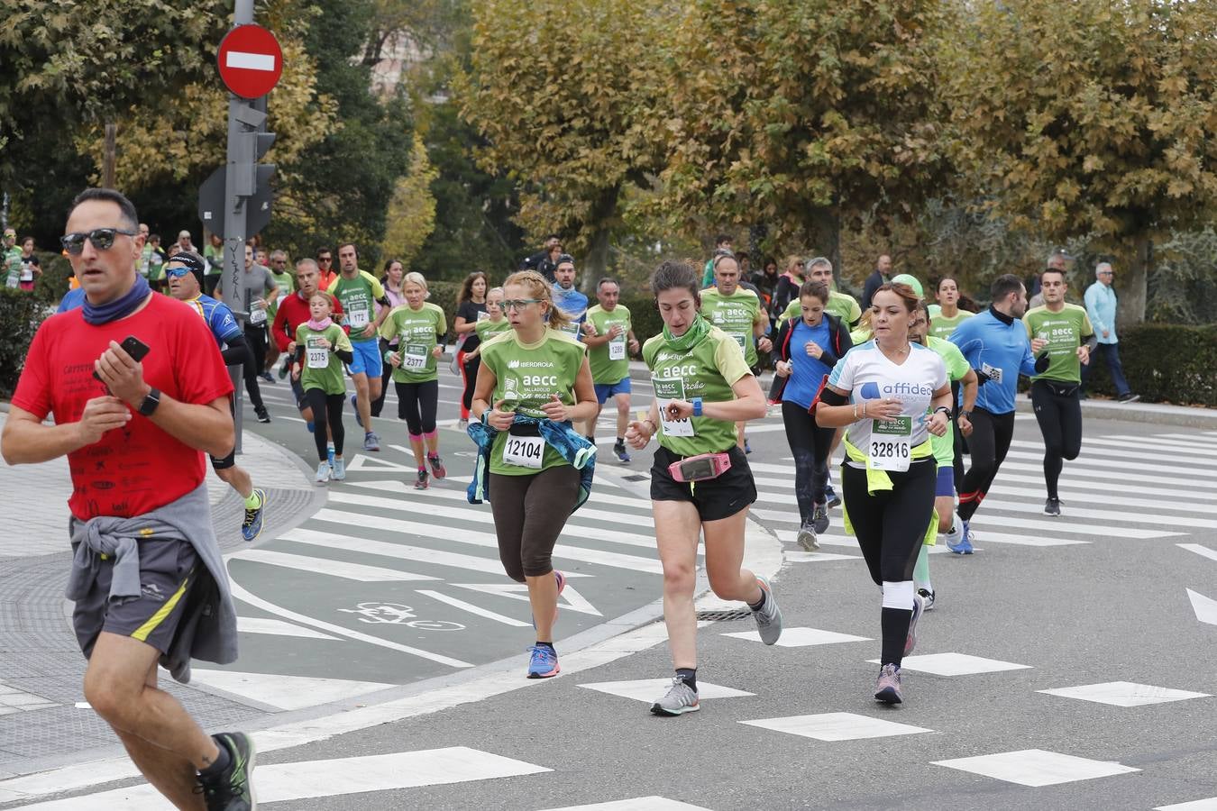 Participantes en la marcha contra el cáncer. 