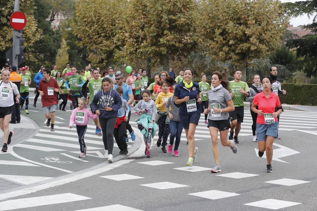 Participantes de la marcha contra el cáncer. 