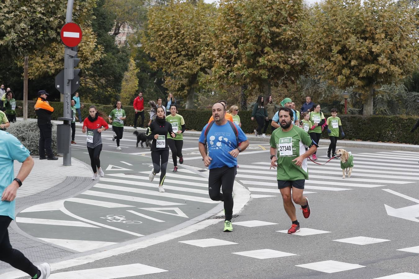 Participantes de la marcha contra el cáncer. 