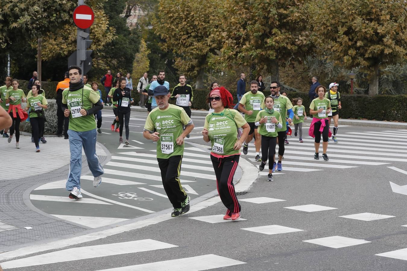 Participantes de la marcha contra el cáncer. 