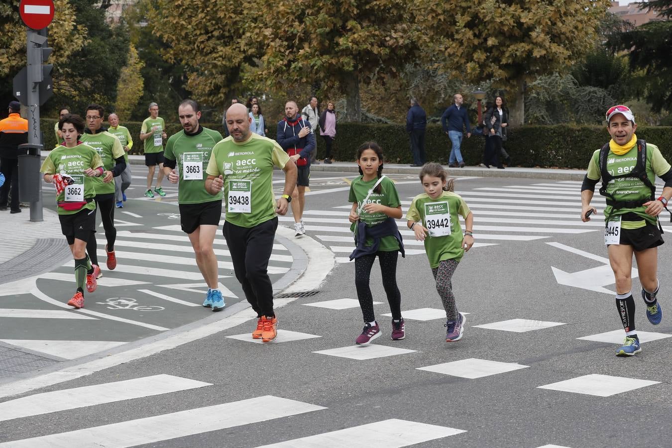 Participantes de la marcha contra el cáncer. 