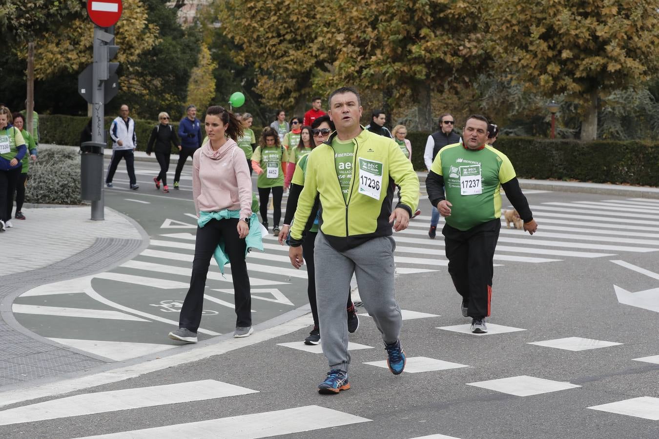 Participantes de la marcha contra el cáncer. 