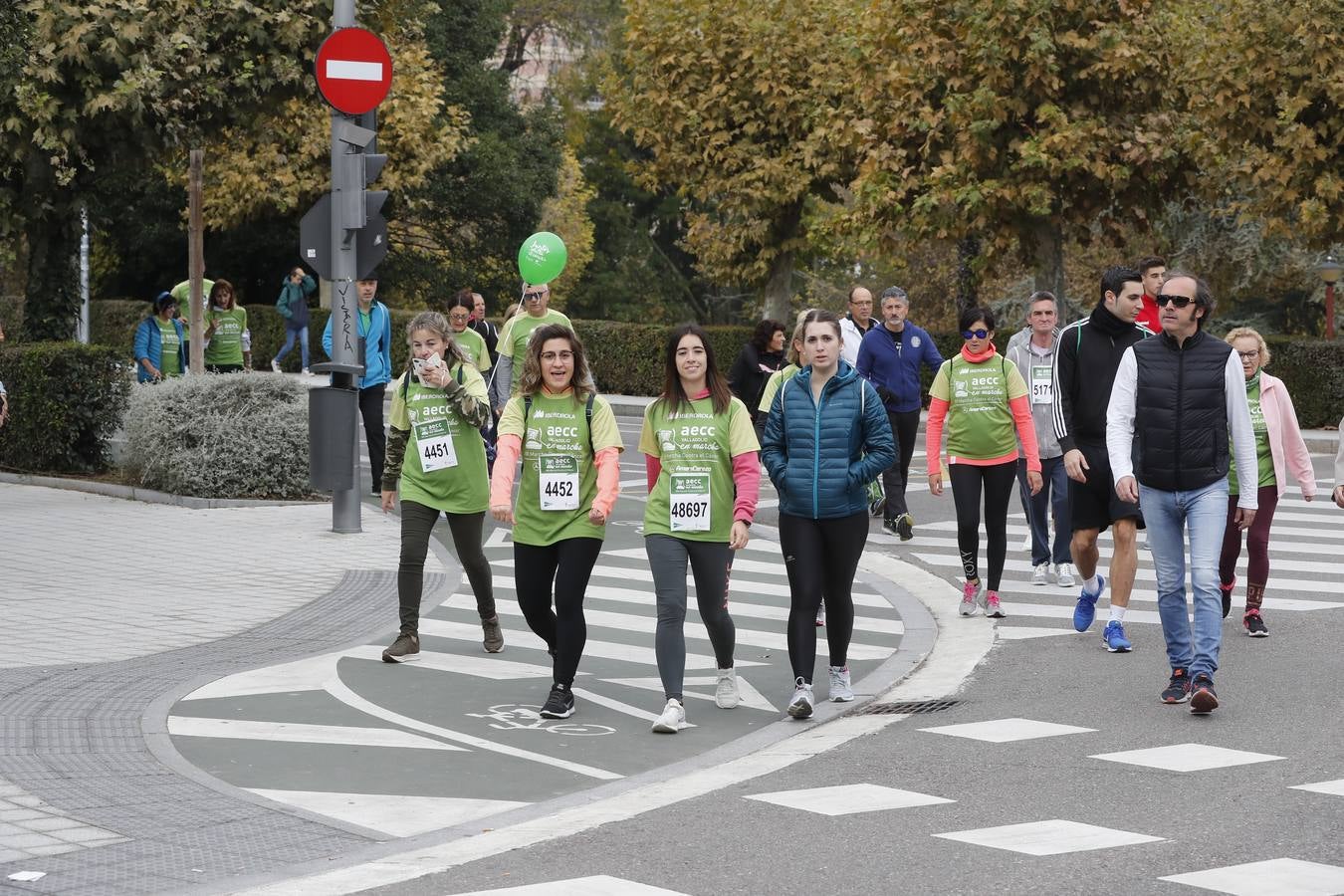 Participantes de la marcha contra el cáncer. 