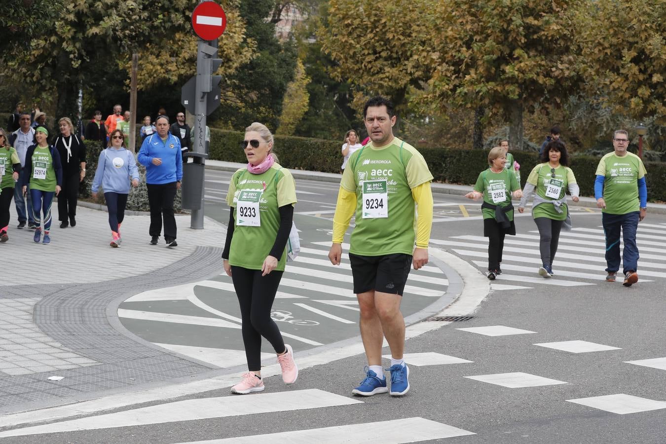 Participantes de la marcha contra el cáncer. 