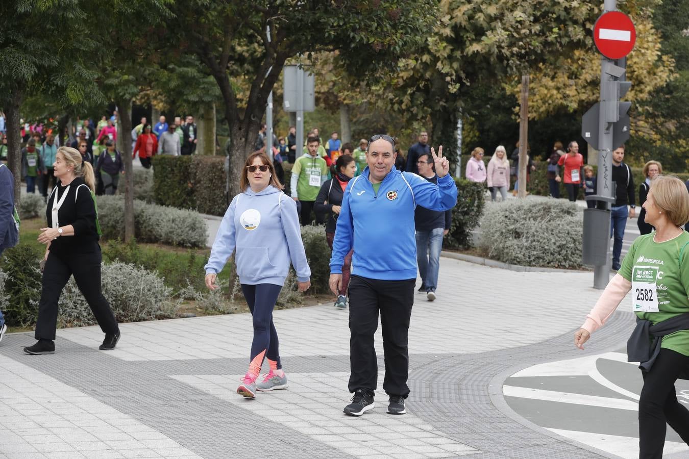 Participantes de la marcha contra el cáncer. 