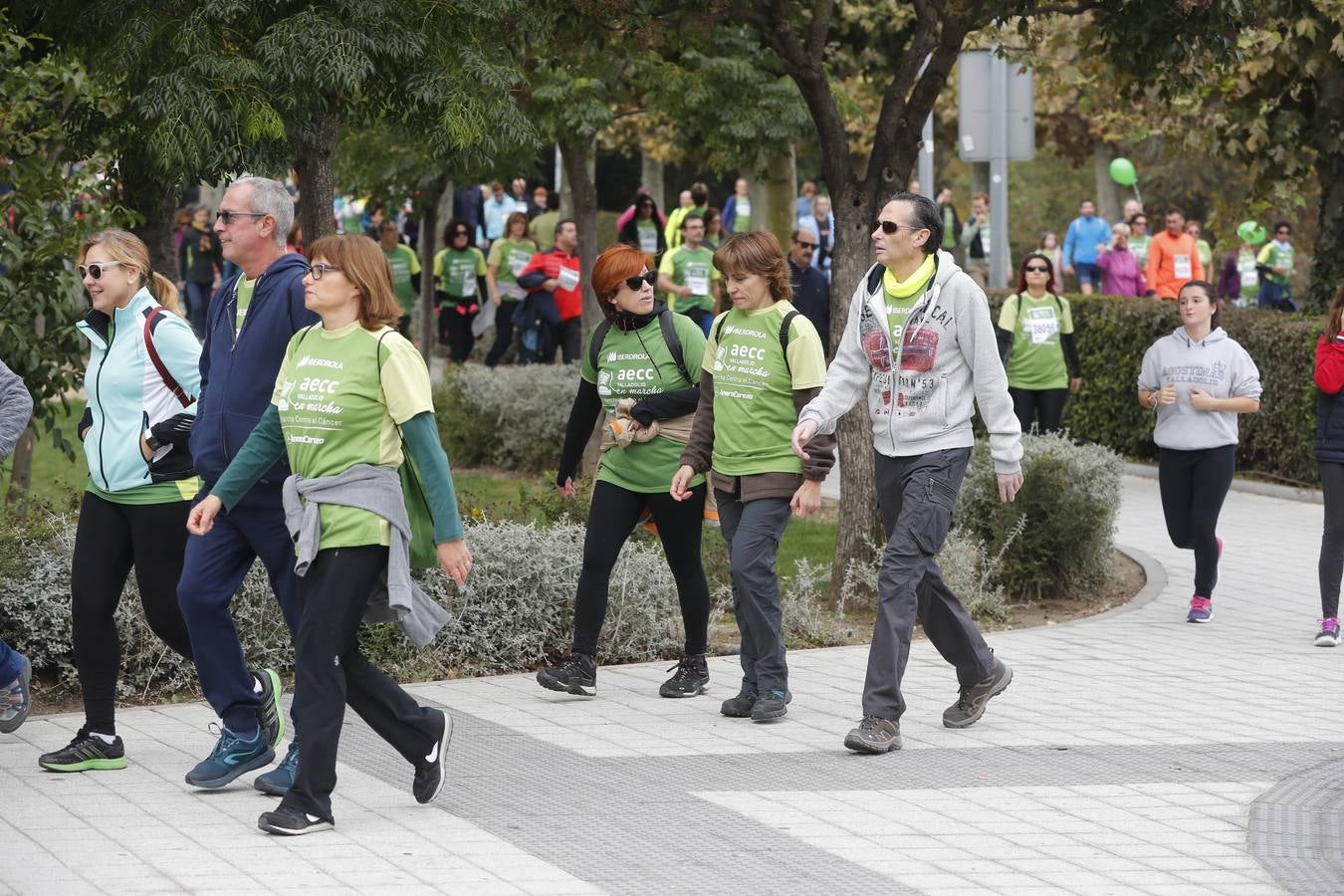 Participantes de la marcha contra el cáncer. 