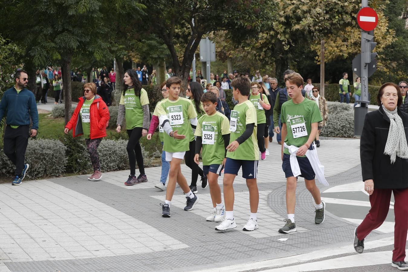 Participantes de la marcha contra el cáncer. 