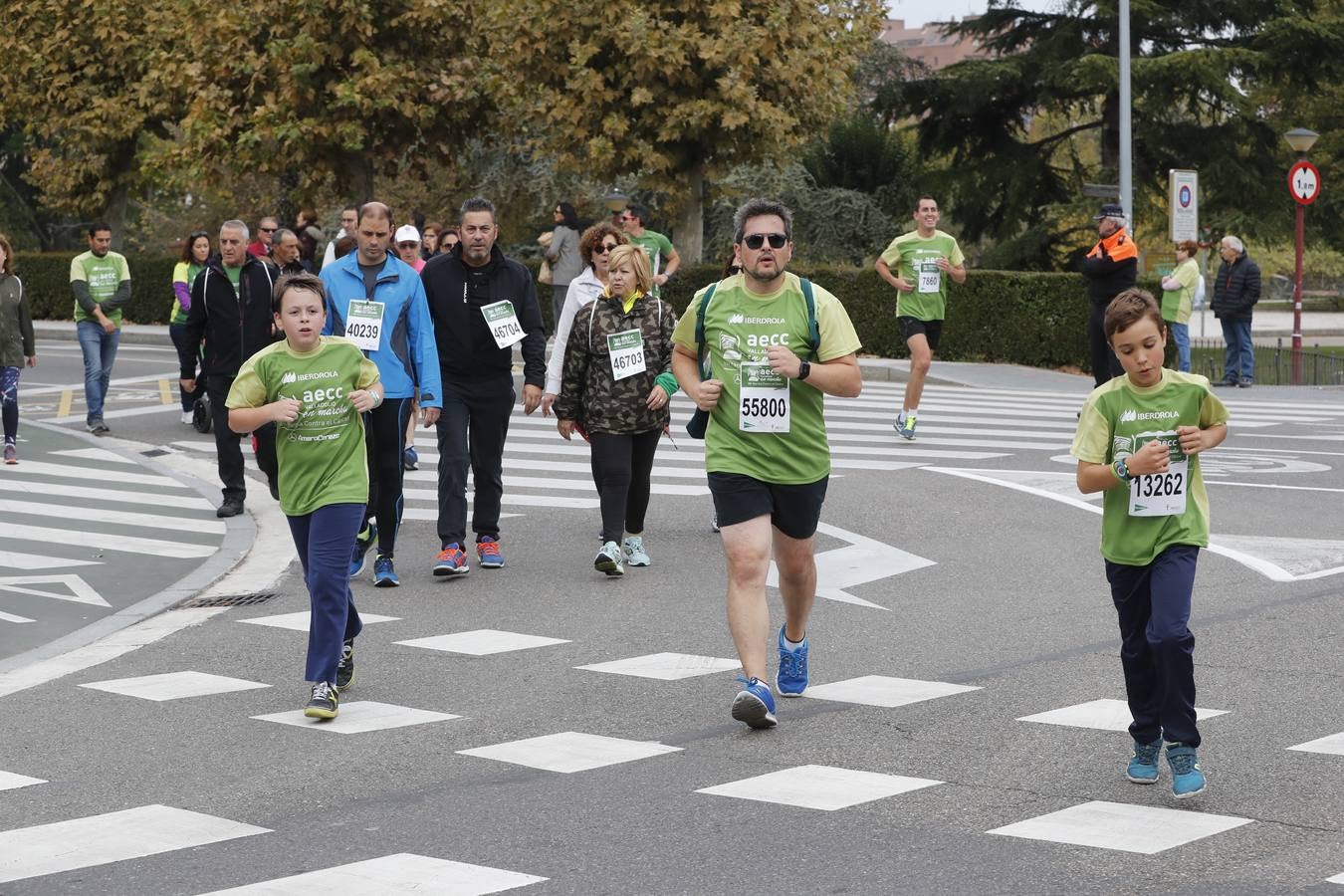 Participantes de la marcha contra el cáncer. 