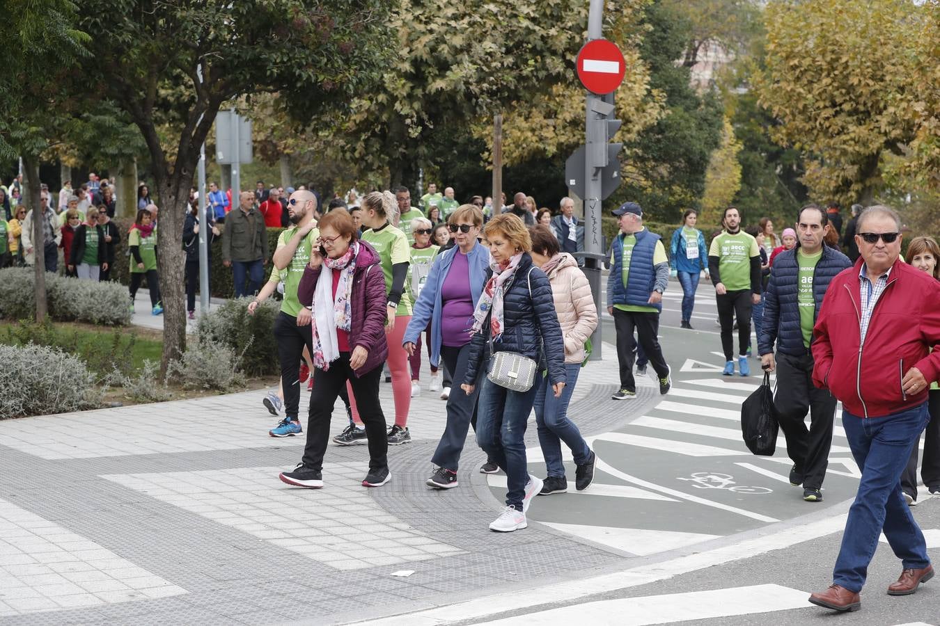 Participantes de la marcha contra el cáncer. 