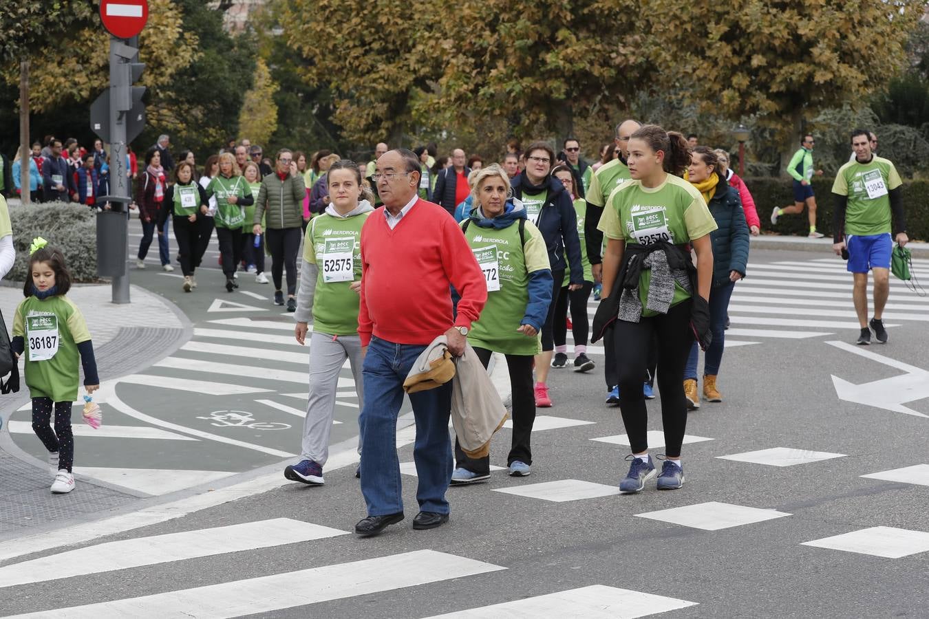 Participantes de la marcha contra el cáncer. 