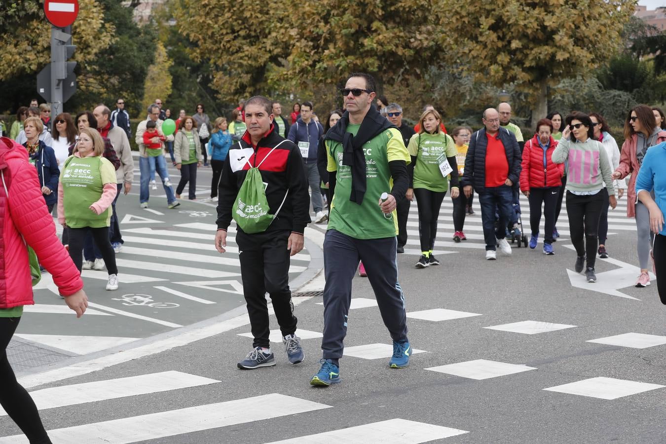 Participantes de la marcha contra el cáncer. 