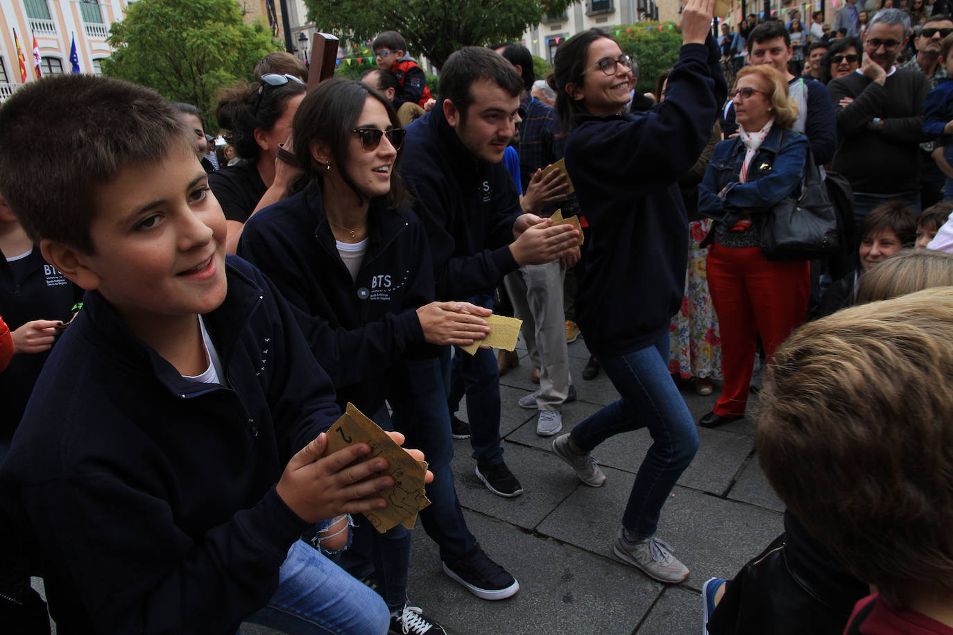Una imagen del concierto-performance de la BTS en la Plaza Mayor. 