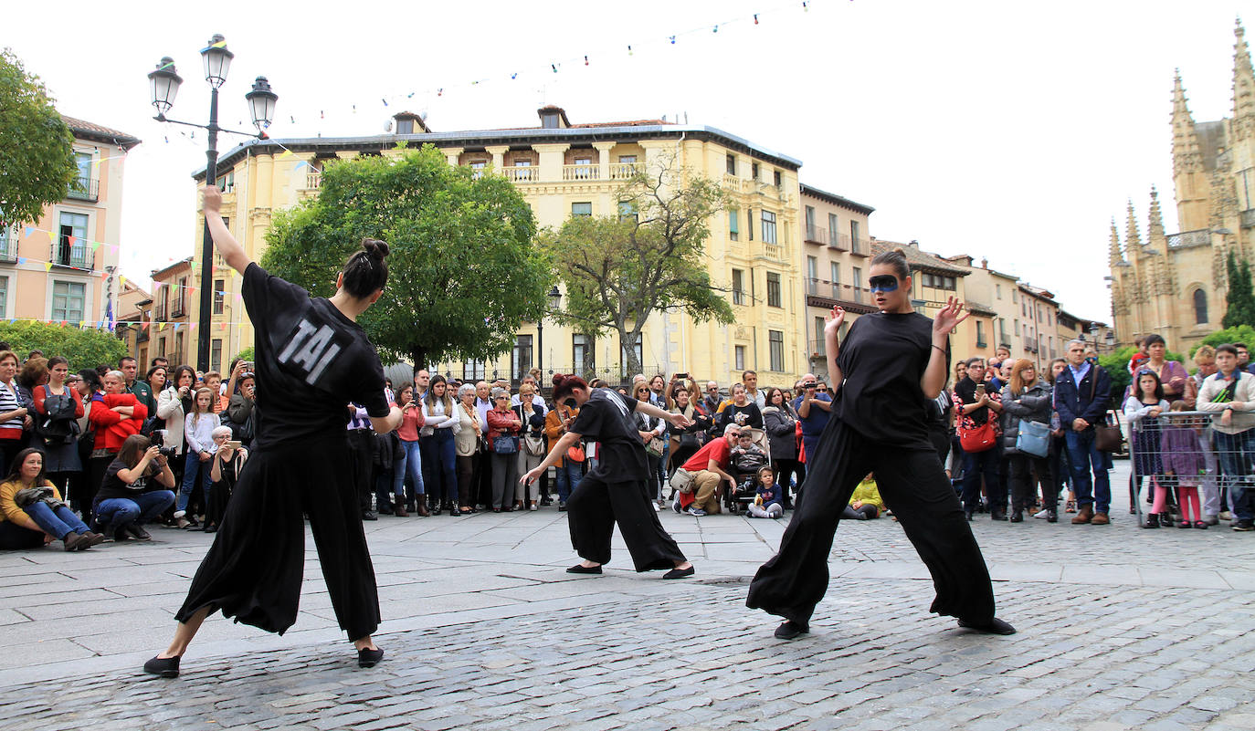 Una imagen del concierto-performance de la BTS en la Plaza Mayor. 