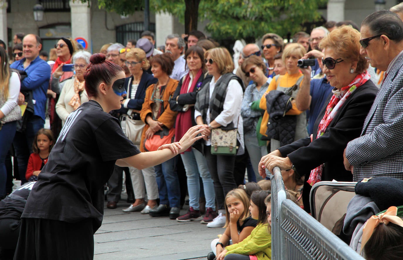 Una imagen del concierto-performance de la BTS en la Plaza Mayor. 