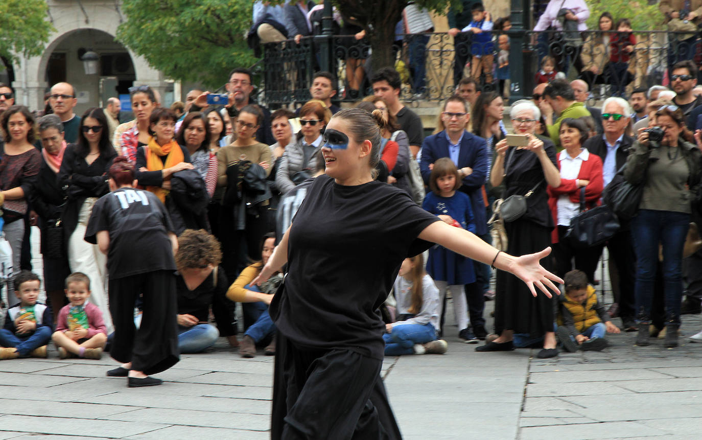 Una imagen del concierto-performance de la BTS en la Plaza Mayor. 